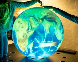 zwei Kinder berühren den Vision Globe